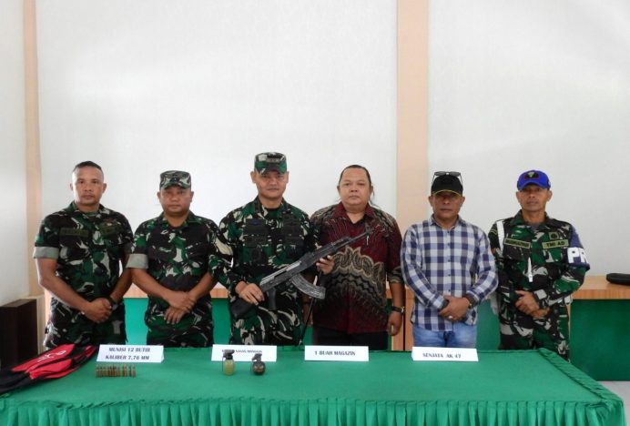 Satu Pucuk AK 47, Dua Granat Standar dan 12 Munisi Sisa Konflik Diserahkan ke Kodim Aceh Tamiang