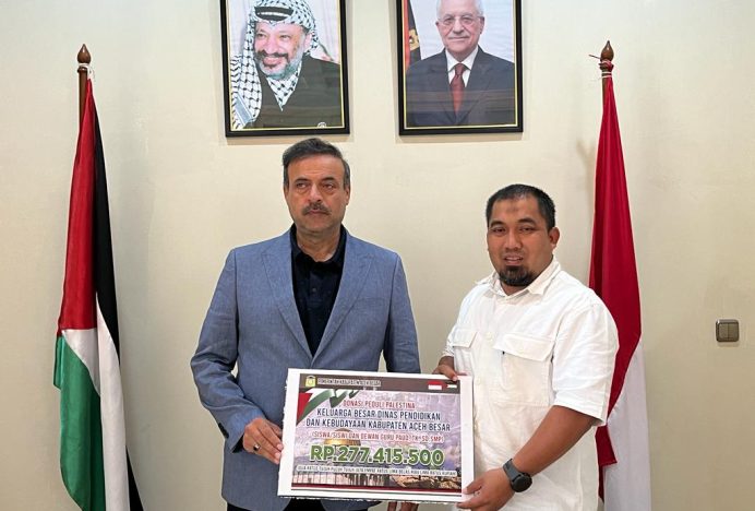 Pj Bupati Iswanto Serahkan Donasi Aceh Besar untuk Palestina