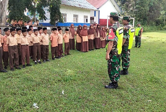 Tumbuhkan Jiwa Nasionalisme: Babinsa Bekali Materi Wasbang Kepada Pelajar