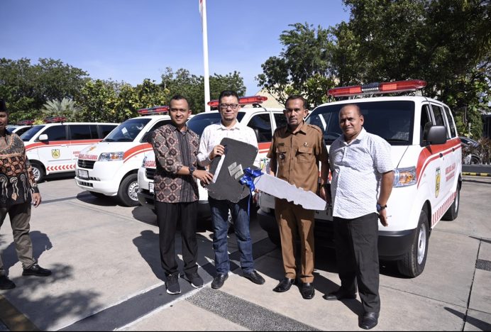 Musriadi Serahkan Mobil Ambulance untuk Gampong Pango Deah