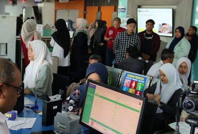 Jelang Akhir Tahun, Warga Kota Padati Disdukcapil Banda Aceh