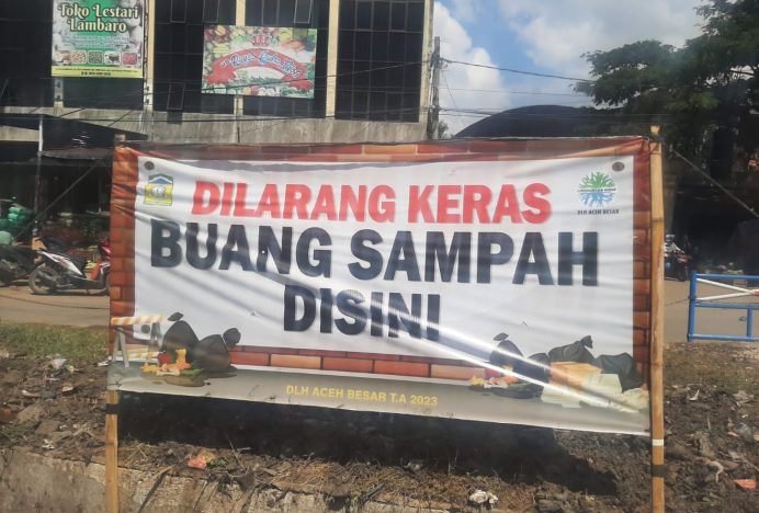 Dishub dan DLH Aceh Besar Pasang Pagar Serta Larangan Buang Sampah di Simpang Pasar Lambaro