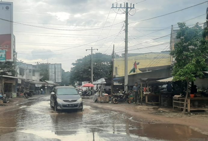 Seharian Hujan, Jalan Utama Pasar Induk Lambaro Tergenang Air