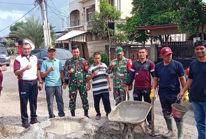 Cegah Terjadi Kecelakaan Forkopimcam dan Masyarakat Kuta Baro Tambal Jalan Berlubang