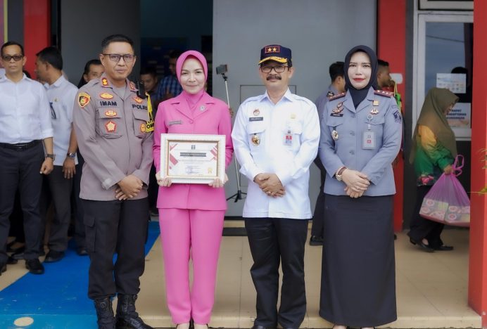Ketua Bhayangkari Pidie Terima Penghargaan Kemenkumham Aceh
