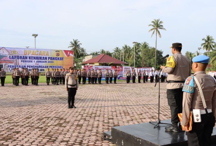 Kapolres Pidie Jaya Pimpin Upacara Kenaikan Pangkat dan Pemberian Penghargaan