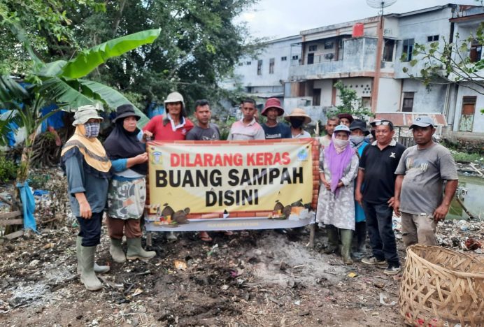 DLH Aceh Besar Bersihkan Pasar Induk Lambaro