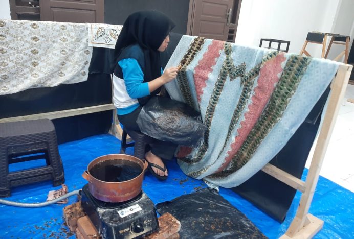 Melihat Lebih Dekat Proses Membatik Perajin Malaka Batik