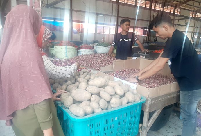 Harga Bawang Merah dan Tomat di Pasar Al Mahirah Terjadi Kenaikan