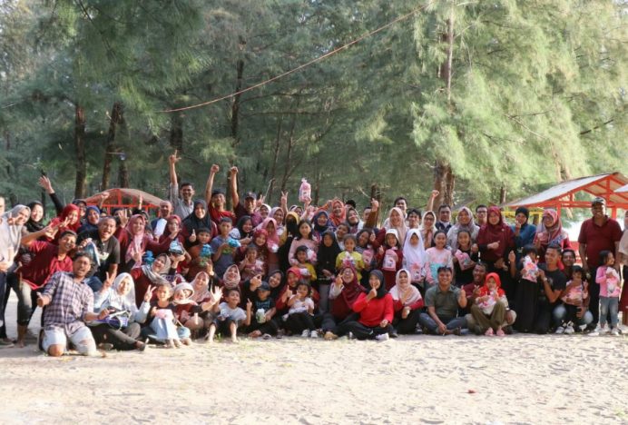 Sekretariat DPRK Banda Aceh Family Gathering di Pantai Riting