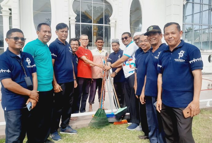 Gelar Aksi HAB Ke-78, Kemenag Aceh Besar Bersihkan Masjid dan Pantai Lhoknga