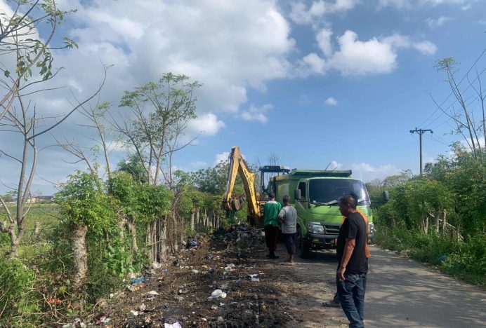 DLH Aceh Besar Lakukan Aksi Satu Jam Memungut Sampah di Kajhu