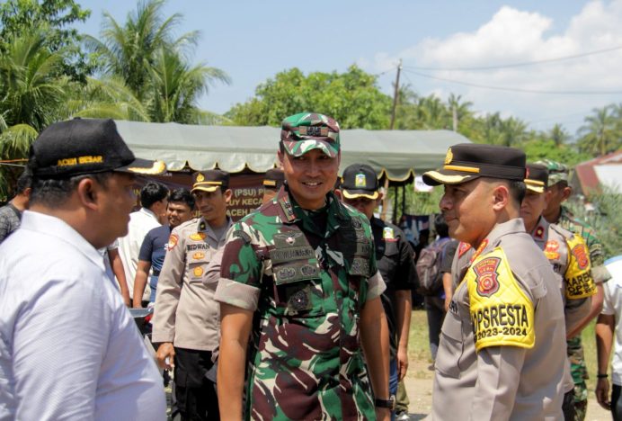Dandim 0101/KBA dan Forkopimda Aceh Besar Kunjungi PSU TPS 01 Gampong Teubaluy Darul Kamal
