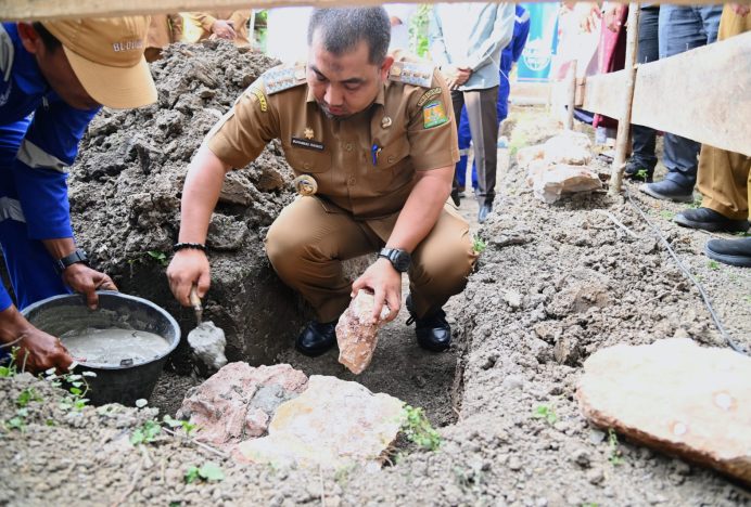 Pj Bupati Muhammad Iswanto Letakkan Batu Pertama Pembangunan Rumah Layak Huni Kolaborasi Islamic Relief dan Baitul Mal Aceh Besar