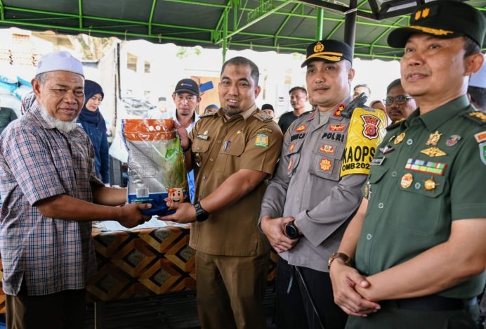 Pj Bupati Bersama Forkopimda Aceh Besar Pantau Langsung Gelaran Pangan Murah Perdana di Masjid Piyeung