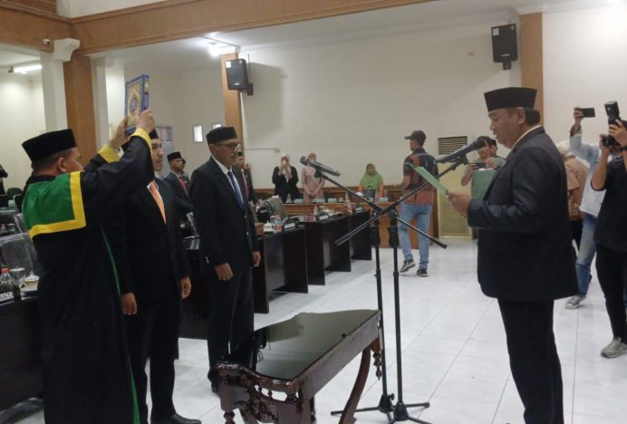 Pelantikan Anggota Dewan Pengganti Antar Waktu (PAW) Partai Golkar dan PNA di DPRK Pidie