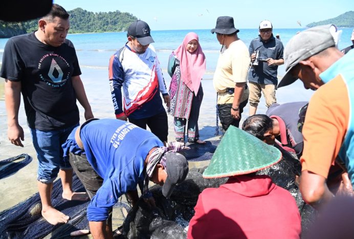 Ditemani Sang Istri, Pj Bupati Aceh Besar Tarek Pukat Bersama Nelayan di Pasie Jantang Lhoong