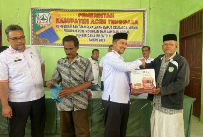 Pj Bupati Agara Salurkan 211 Bantuan Peralatan Dapur Bagi Keluarga Miskin