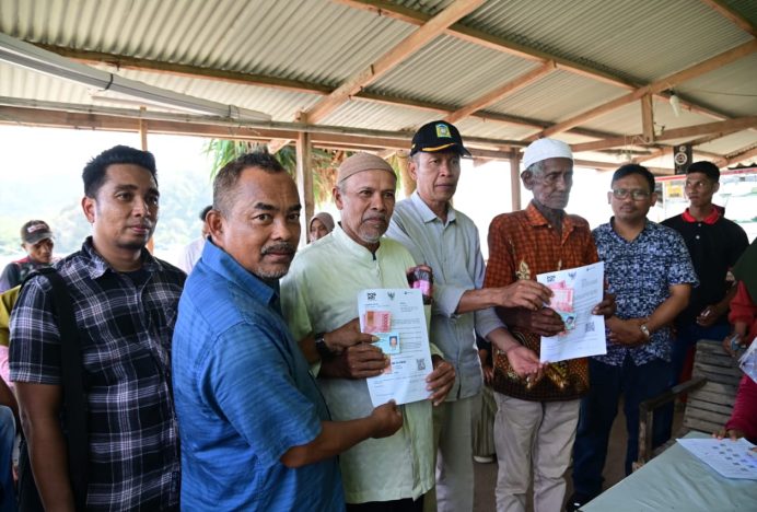 Asisten II Aceh Besar Serahkan Bantuan PKH dan Sembako di Pulo Nasi