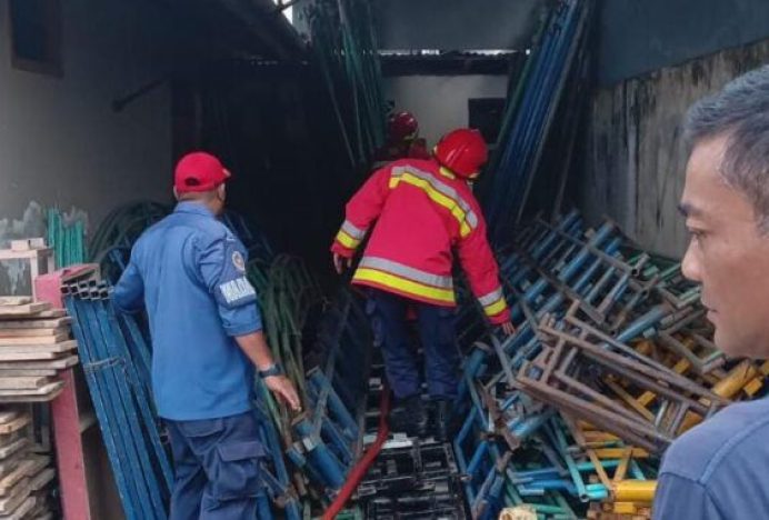 Damkar Banda Aceh Turun ke Lokasi Gudang Perlengkapan Pelaminan yang Nyaris Terbakar