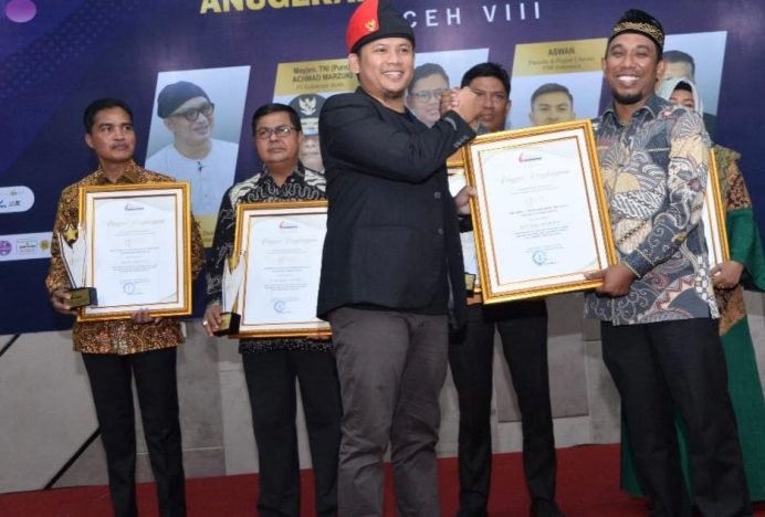 Ketua PGRI Aceh Besar Terima Anugerah Literasi