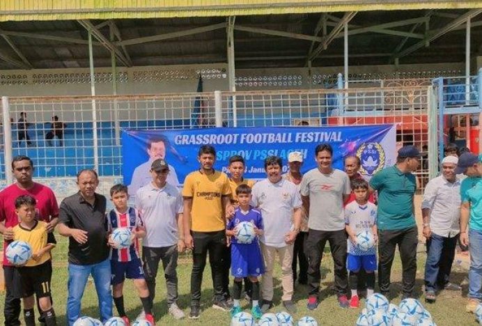 Dukung Pembinaan Usia Dini, Ketua PSSI Aceh Bagikan 500 Bola