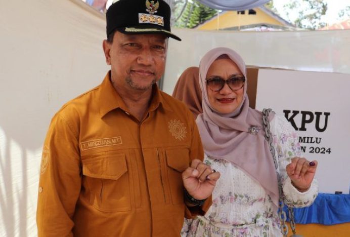 Pj Bupati Aceh Tengah Bersama Istri Nyoblos di TPS 001 Merah Mersah Takengon