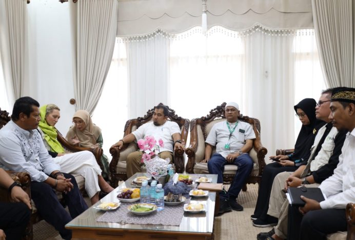 Pj Bupati Aceh Besar Terima Kunjungan Pengurus Muslim Aid United Kingdom dan YKMI