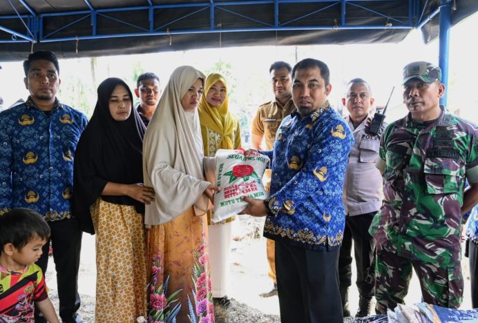 Pj Bupati Aceh Besar Serahkan Bantuan Masa Panik Kepada Korban Kebakaran Rumah di Paya Ue