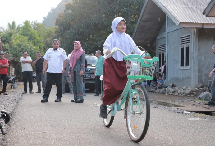 Pj Bupati Aceh Besar Serahkan Sepeda Untuk Maisarah di Lhoong