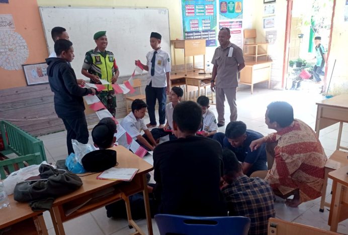 Anggota Koramil Berikan Arahan Kreatif di SMPN 1 Darul Imarah