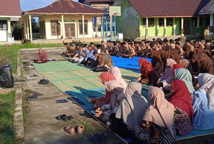 Siswa dan Guru MAN Aceh Singkil Antusias Ikuti Program Klinik Al-Fatihah Yang di Gelar BKPRMI Aceh Singkil