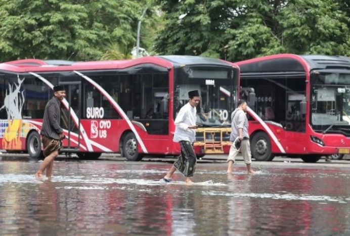 BPBD Jawa Timur Bantu Evakuasi Warga Terdampak Banjir di Sidoarjo