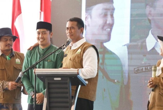 Terkesan dengan Kualitas Bacaan Al-Quran, Mentan Hadiahkan Satu Unit Traktor Tangan untuk Staf Biro Adpim Aceh