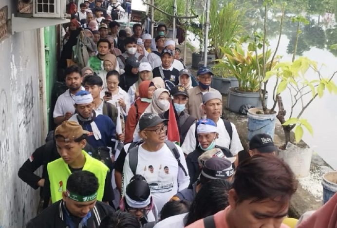 Massa Pendukung Anies-Muhaimin Berjalan Kaki Menuju Kampanye Terakhir di Stadion JIS