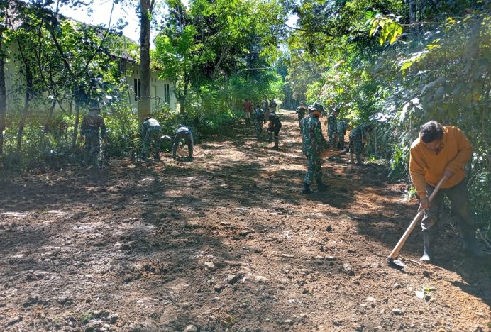 Personel Satgas dan Masyarakat Pelebarkan Badan Jalan di Gampong Beungga