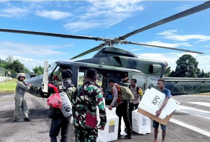 TNI Kirim Helikopter untuk Bantu Penarikan Logistik Pemilu di Kampung Terisolir di Teluk Wondama