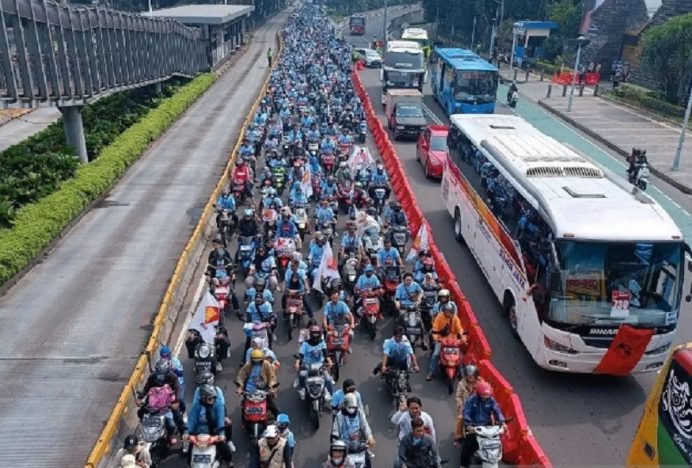 Massa Pendukung Prabowo-Gibran Berdatangan ke GBK untuk Kampanye Akbar