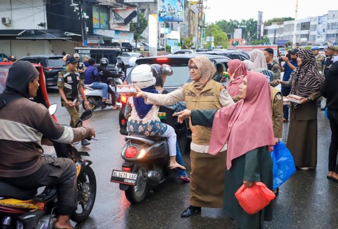 Satpol PP dan WH Banda Aceh Bagi-bagi Takjil