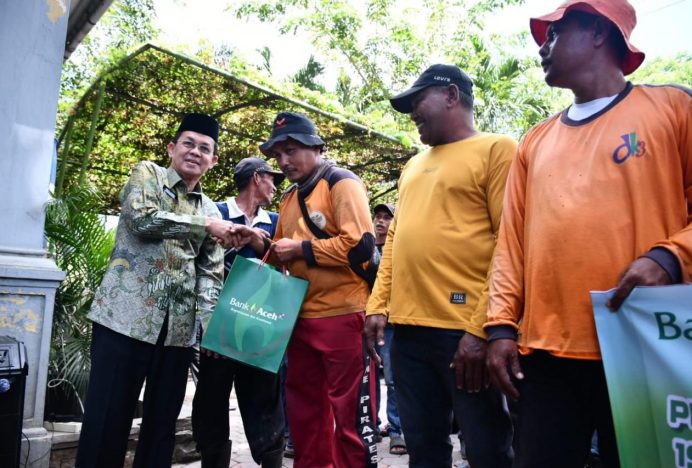 Pj Wali Kota Banda Aceh Serahkan Paket Ramadhan Bank Aceh bagi Pasukan Oranye