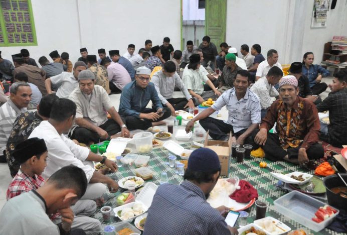 Kasatpol PP dan WH Aceh Besar Hadiri Khanduri Nuzulul Quran di Lampermai