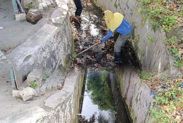 TRC Dinas PUPR Kota Banda Aceh Bersihkan Saluran Jalan Sudirman