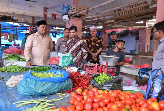 Setelah Tinjau Pangan Murah, Sekda Sulaimi Pantau Pasar Tradisional Seulimeum