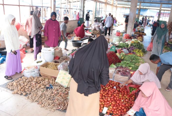 Ibu-Ibu Belanja di Pasar Sibreh Akui Pusing Dengan Kenaikan Harga Sembako