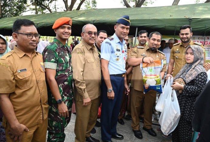 Danlanud SIM dan Pj Bupati Aceh Besar Gelar Bazar Pangan Murah