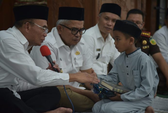 Menko PMK RI Kunjungi Anak-anak dan Penerima Bantuan Pemerintah di Lampulo