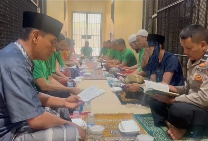 Solidaritas Ramadhan, Sat Tahti Polres Pidie Jaya Buka Puasa Bersama Tahanan