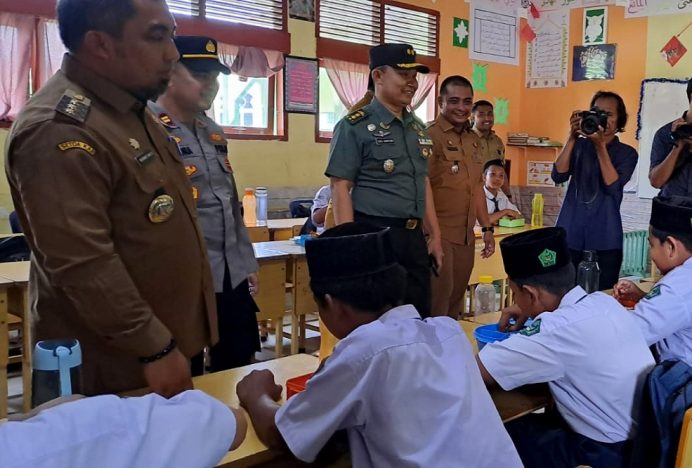 Kasdim 0101/KBA Ikuti Peluncuran Simulasi Perdana Makan Siang Gratis bagi Pelajar di Aceh Besar