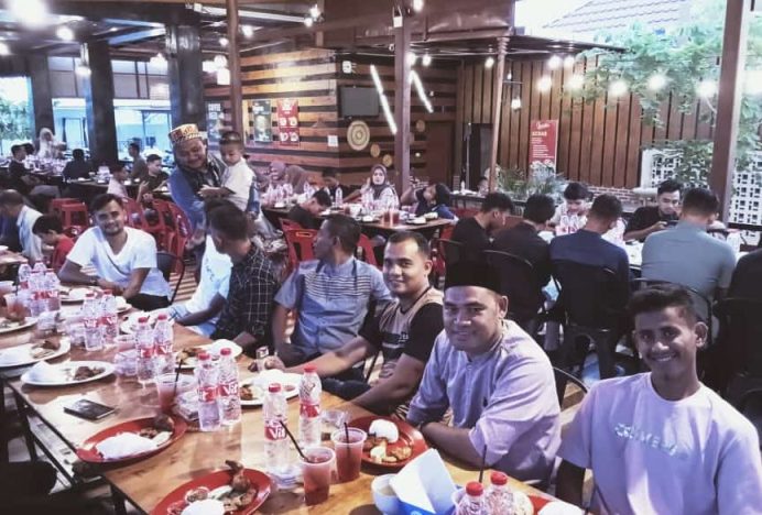 Pemuda Gampong Ie Alang Dayah Kuta Cot Glie Gelar Bukber untuk Pererat Silaturahmi