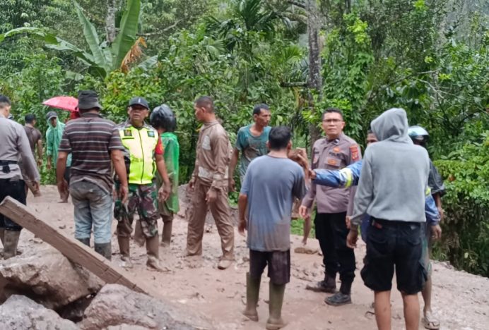 Gerak Cepat Polisi Bersama TNI Bantu Warga Tangse Yang Terdampak Longsor